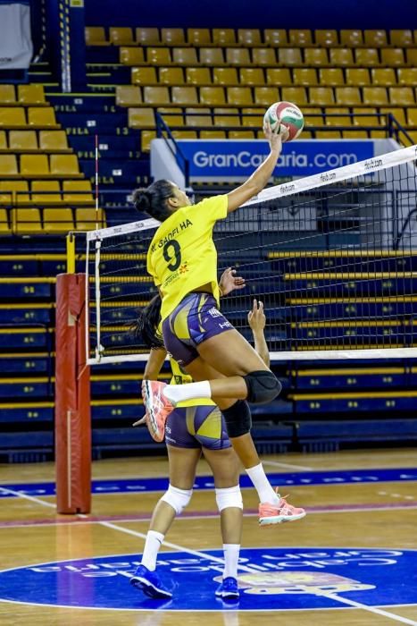 25-02-20 DEPORTES. CENTRO INSULAR DE LOS DEPORTES. LAS PALMAS DE GRAN CANARIA. Entrenamiento y foto de grupo del equipo femenino de volleyball IBSA 7 Palmas.    Fotos: Juan Castro.  | 25/02/2020 | Fotógrafo: Juan Carlos Castro