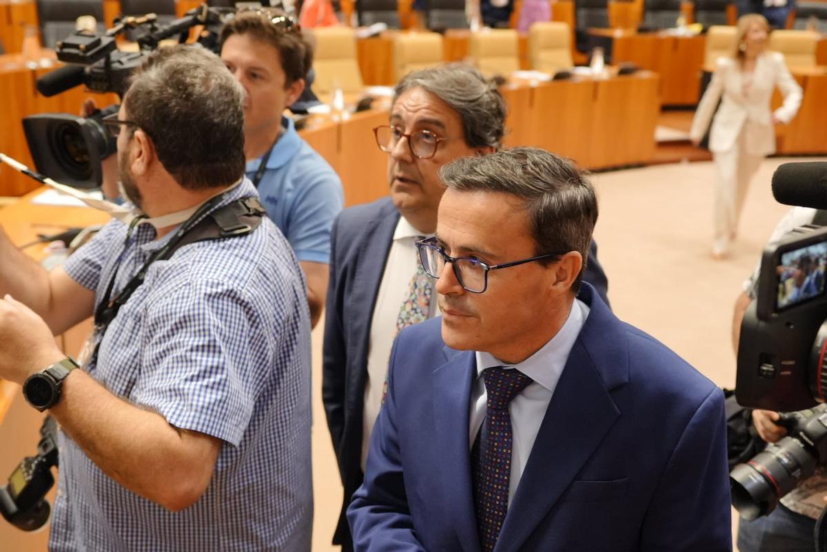 Las imágenes del pleno de la Asamblea de Extremadura en el que Gallardo ha tomado posesión como diputado