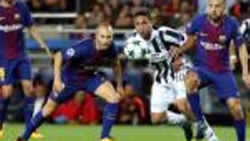 Amdrés Iniesta i Jordi Alba bloquegen Bentancur.