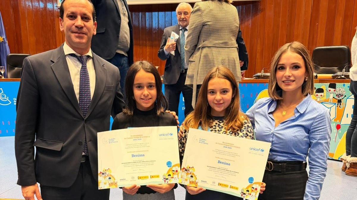 el alcalde de Benissa, las consejeras del Consell Local d’Infància i Adolescència, Martina Mendoza y Selena Chesa, y la concejala de Juventud, Virginia Pérez