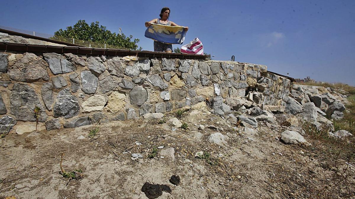 La eterna estampa de la playa de San Gabriel: sucia, con fecales y abandonada