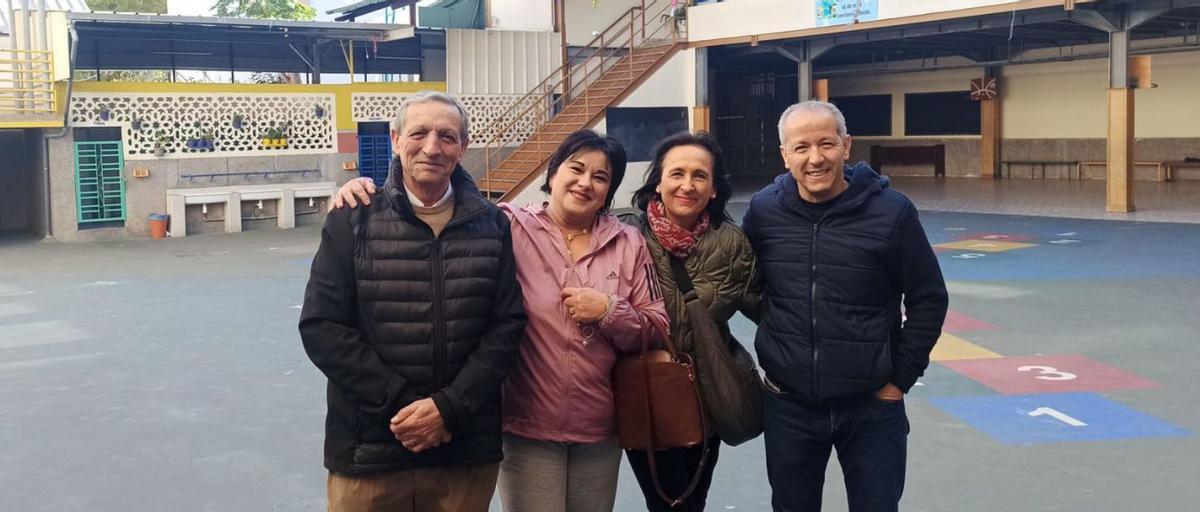 Miguel Bártulo (primero por la izquierda) y Dori Martín (segunda por la derecha) con profesores del centro.  | CEDIDA