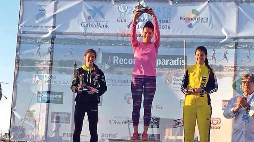 Antolín levanta el trofeo como primera clasificada en la prueba de ocho kilómetros.