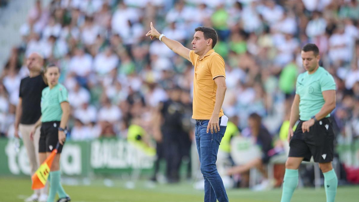 Jon López da indicaciones a los jugadores del Elche durante un partido de liga