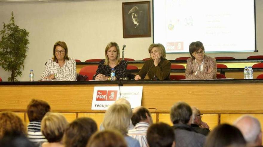 Por la izquierda, Rosell, Blanco, Carcedo y Varela, ante los socialistas mierenses.