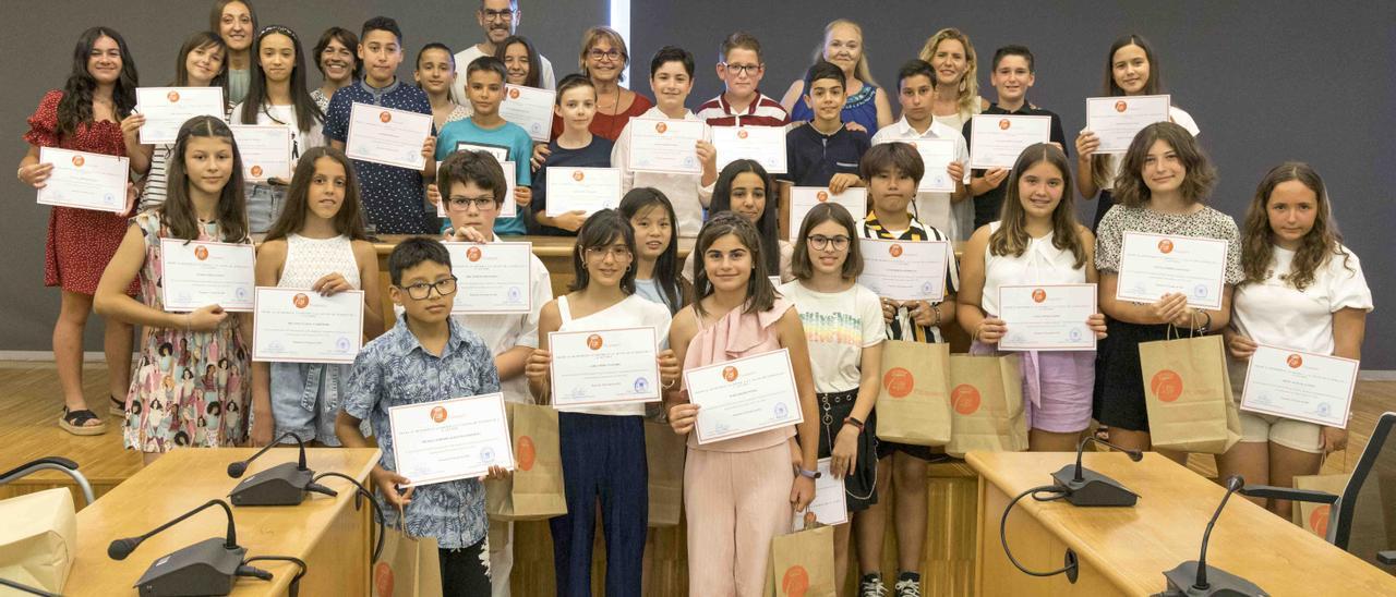 El Ayuntamiento de Sedaví entrega los premios al rendimiento académico al alumnado que pasa a la ESO.