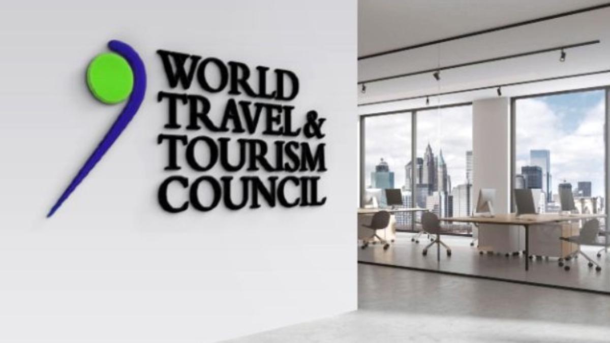 Logo del Consejo Mundial de Viajes y Turismo (WTTC) sobre una pared.