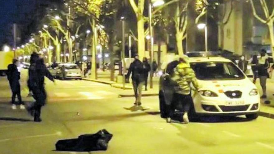 Un moment de l&#039;atac a la patrulla dels Mossos per part dels joves a Pallejà