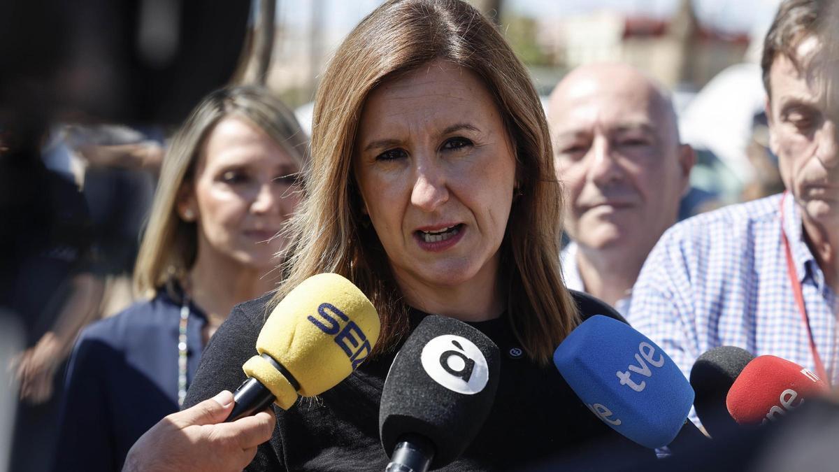 La alcaldesa de Valencia, María José Catalá, atiende a los medios