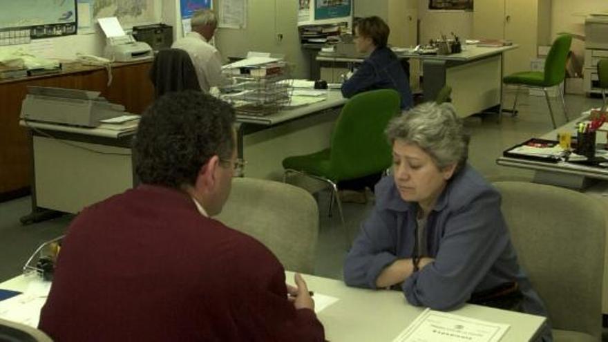 Funcionarios en las oficinas del registro civil de A Coruña.