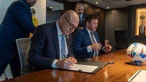 Shino Zoertz, presidente de la Asociación de Fútbol de Israel, junto a Alejandro Domínguez, presidente de la Conmebol.