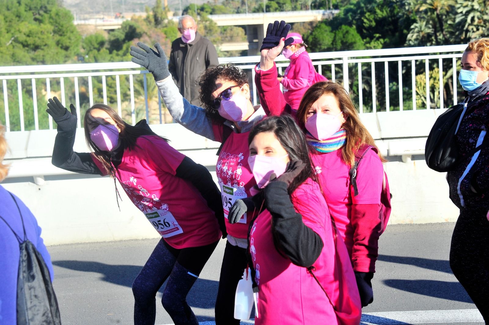 Marea rosa en Elche contra el cáncer de mama