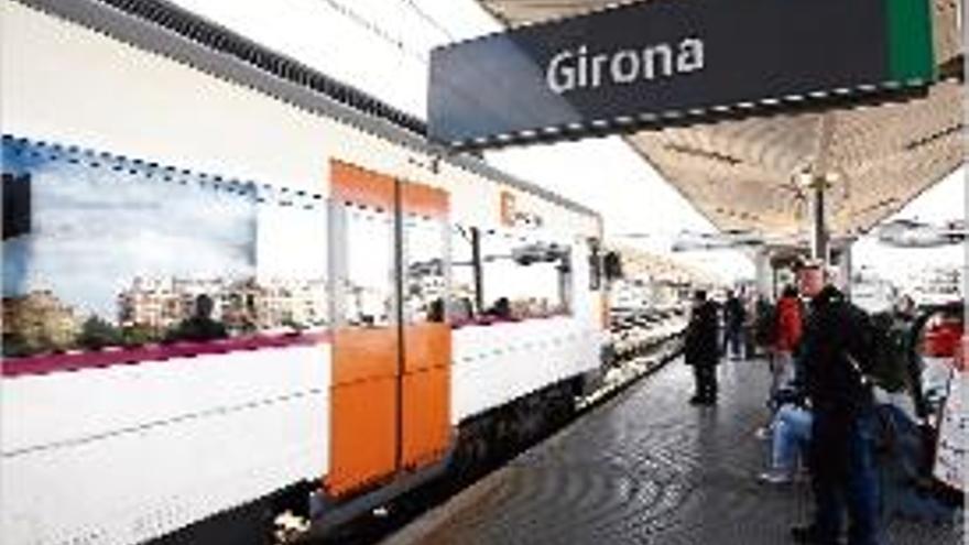 Un tren de Rodalies a l&#039;estació de Girona, en una fotografia d&#039;arxiu.