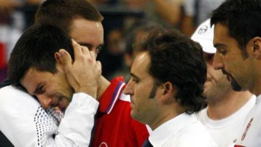 Djokovic, desconsolado, llora sobre el hombro de Troicki; abajo, Del Potro se abraza a Nalbandian.