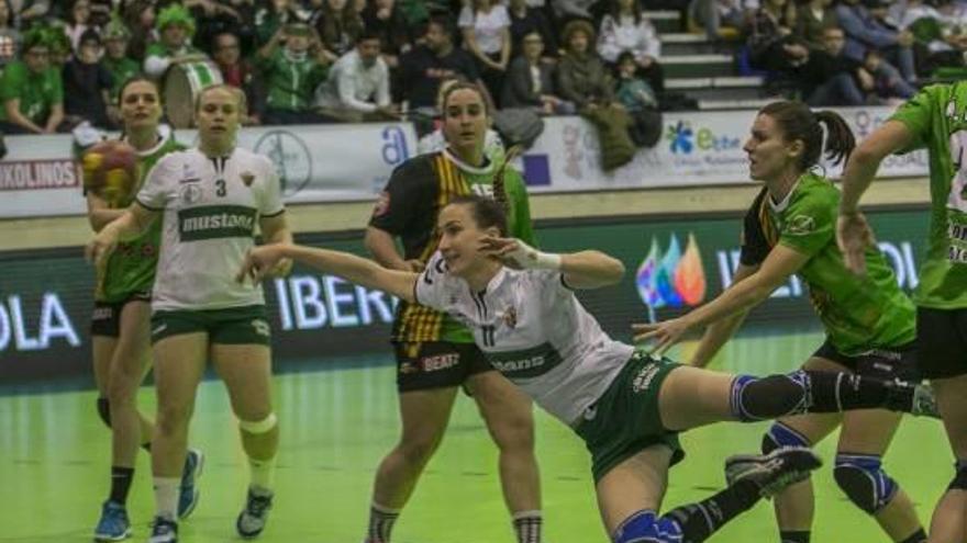 Una acción del partido Elche Mustang-Castellón con Ivet Musons como protagonista.