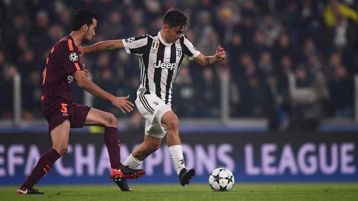 Una acción del partido entre la Juventus y el FC Barcelona. Busquets sale al paso ante Dybala