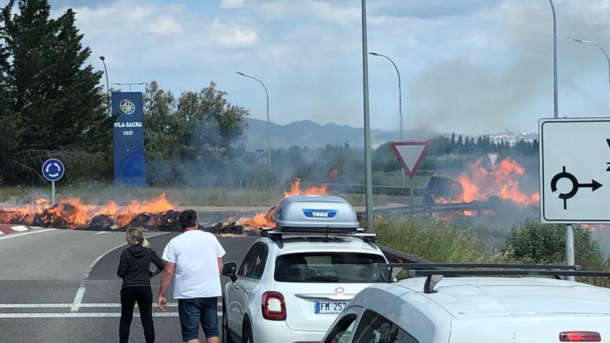 Un camió perd sis bales de palla i causa un foc que obliga a tallar la C-260 a Vila-sacra