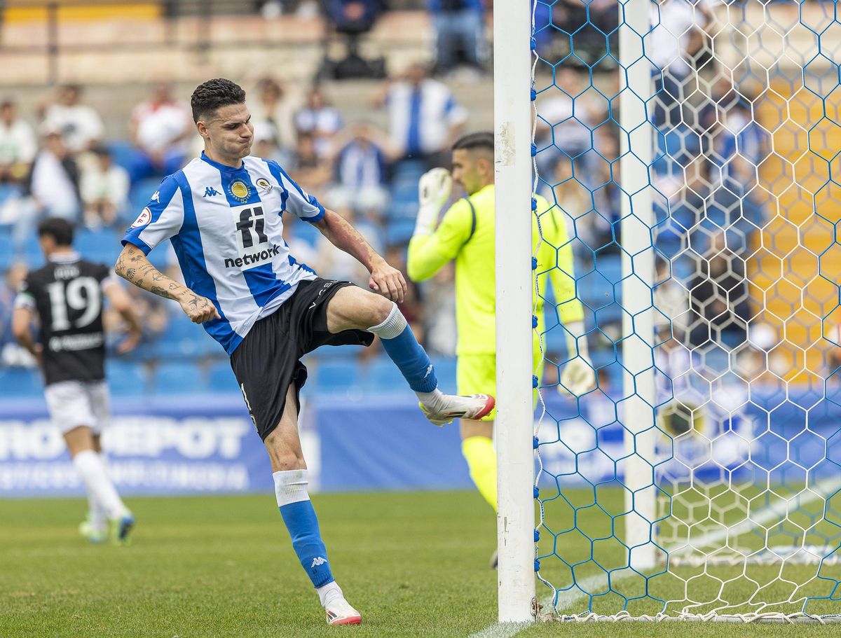 Alberto Retuerta patea el poste para descargar su frustración durante un partido de la pasada liga, en Alicante.