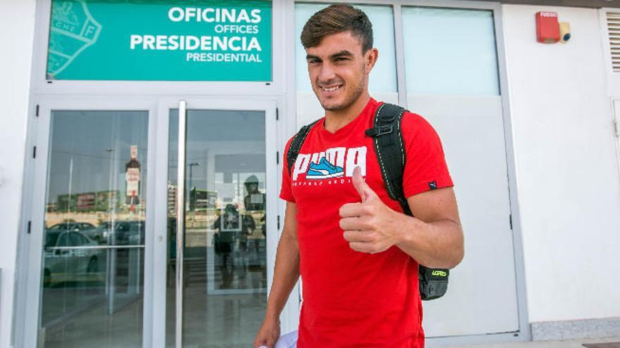 Asdrúbal Padrón, ayer, a las puertas de las oficinas del Elche CF.