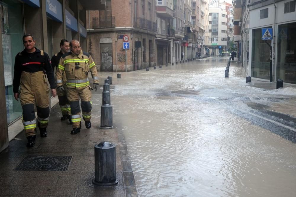 Revienta una tubería en el centro de Murcia