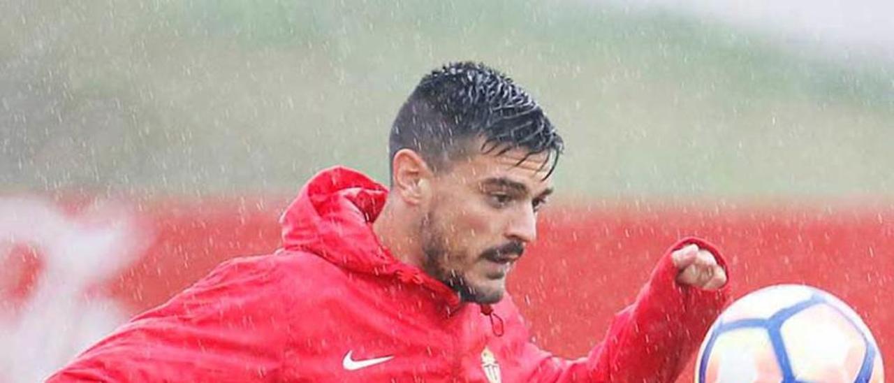 Sergio controla el balón durante el entrenamiento de ayer.