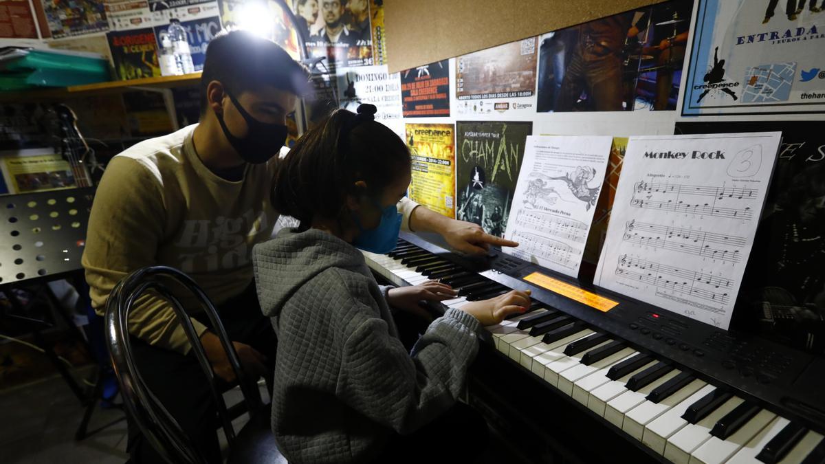 Una alumna de la escuela Creedence, durante una clase de piano.