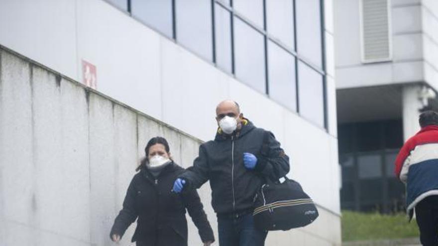 Dos personas con mascarillas en las inmediaciones del Hospital de A Coruña.