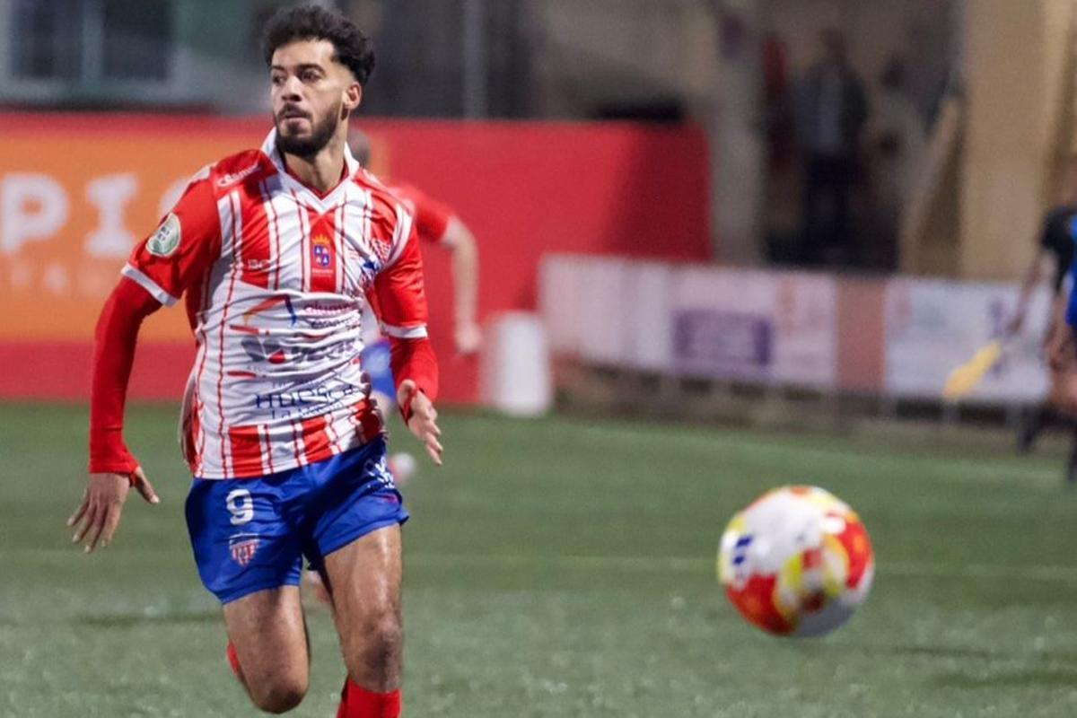 Youssef Ouakkati conduce el balón durante un partido del Atlético Monzón.