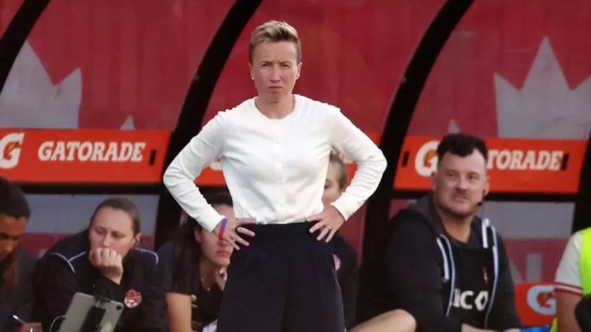 Bev Priestman entrenadora de lequip de futbol femení de Cananda