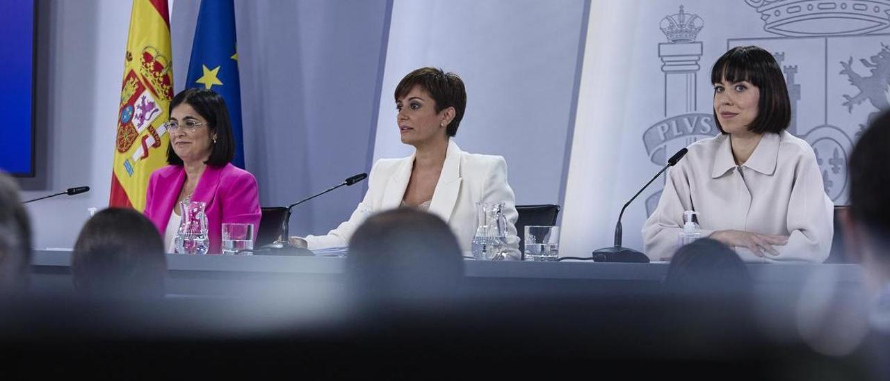 (I-D) La ministra de Sanidad, Carolina Darias; la ministra portavoz, Isabel Rodríguez; y la ministra de Ciencia e Innovación, Diana Morant, comparecen tras la reunión del Consejo de Ministros.