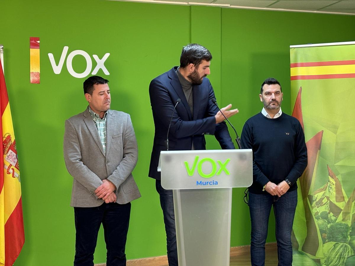 De izda. a dcha., Antonio Martínez Sánchez, vicealcalde de Molina de Segura; José Ángel Antelo, presidente provincial de Vox; y Pablo Alberto Ruiz, concejal en Las Torres de Cotillas.