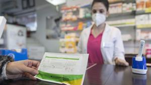 Archivo - Una mujer con un test de antígenos en la farmacia ‘Las Gemelas’, a 10 de enero de 2022, en Madrid (España).
