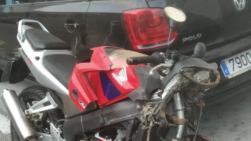 La moto accidentada en Bueu.