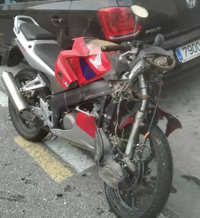 Un motorista choca contra un coche en Bueu y triplica la tasa de alcoholemia