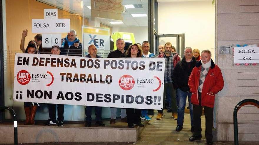 Encierro de los trabajadores de la XER, en las instalaciones de la empresa en la calle Pracer. // José Lores