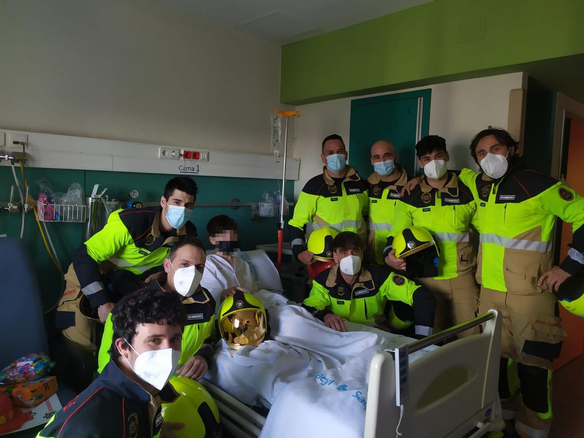 Bomberos de Zamora visitan la planta de Pediatría del Hospital Virgen de la Concha de Zamora.