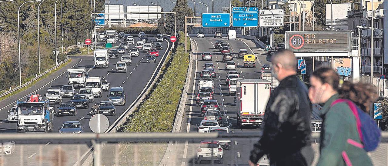 Los grandes carteles luminosos advirtiendo de la nueva velocidad máxima.