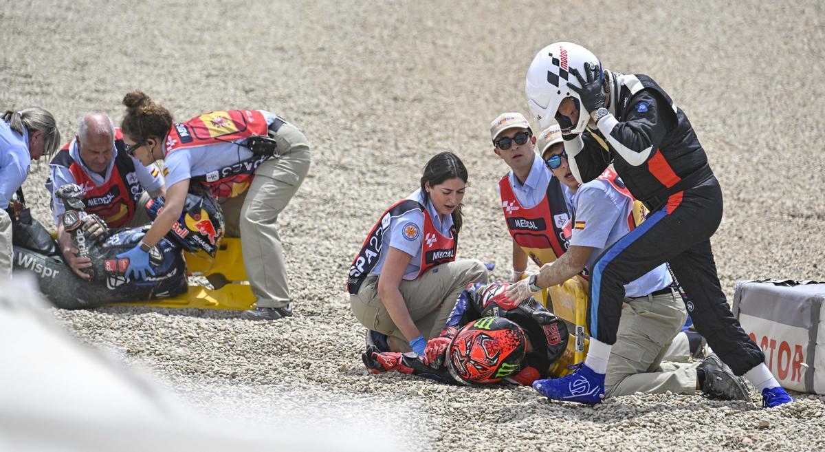 Las asistencias médicas de Jerez atienden a Miguel Oliveira, izquierda, y Fabio Quartararo tras su caída en la primera curva.
