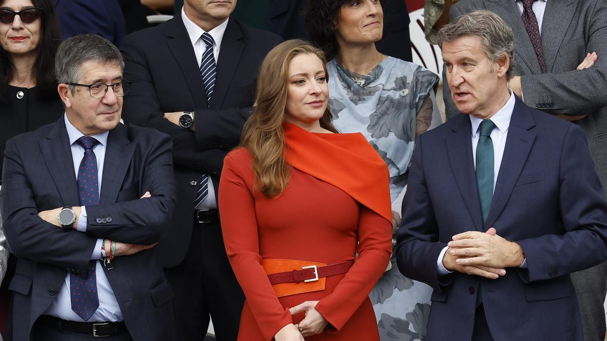 Políticos y autoridades esperan inicio desfile 12-O a pies de tribuna