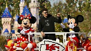 Mahomes celebra la Super Bowl con un desfile en Disneylandia