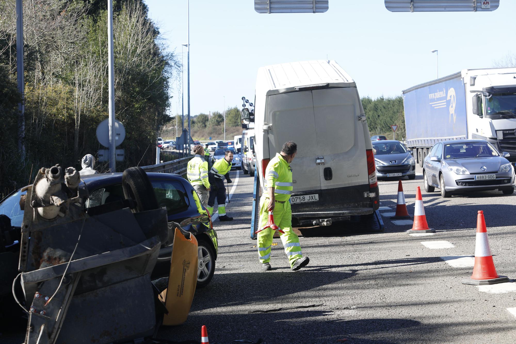 En imágenes: Largas retenciones tras un accidente a la salida de Gijón