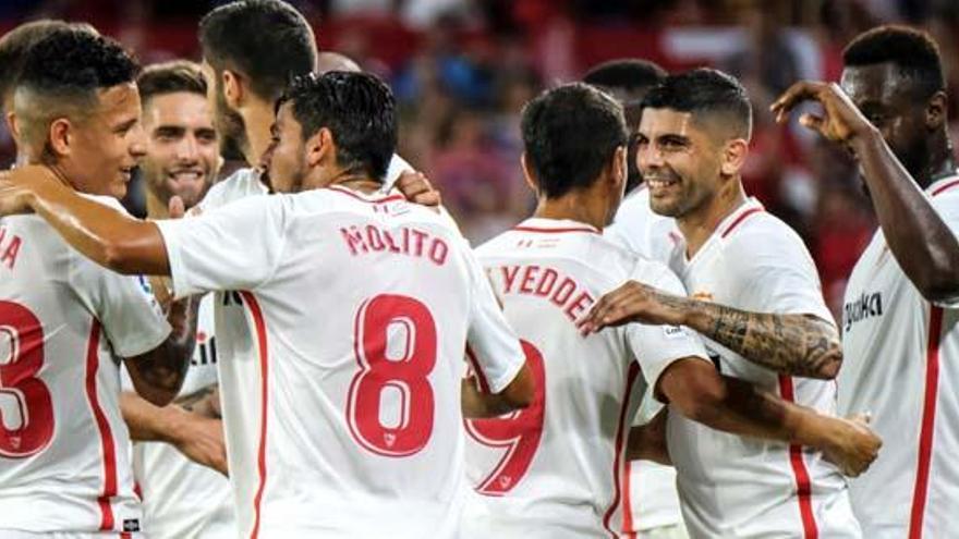 Jugadores del Sevilla celebran el tanto anotado al Zalgiris Vilna.