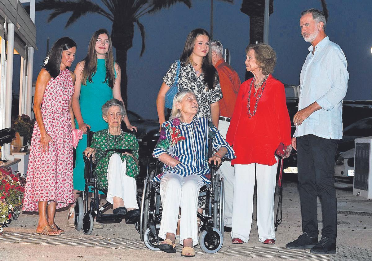 Los reyes y sus hijas, con la reina emérita doña Sofía, Irene de Grecia y Tatiana Radziwill. // Ballesteros / Efe PALMA, 04/08/2024.- El rey Felipe VI (d) y la reina Letizia (i), acompañados por sus hijas la princesa Leonor (3d) y la infanta Sofía (2i), la reina emérita doña Sofía (2d), y su hermana Irene de Grecia (3i), cenan esta noche en el restaurante Mia, en el Portitxol, hoy domingo en Palma de Mallorca. EFE/Ballesteros