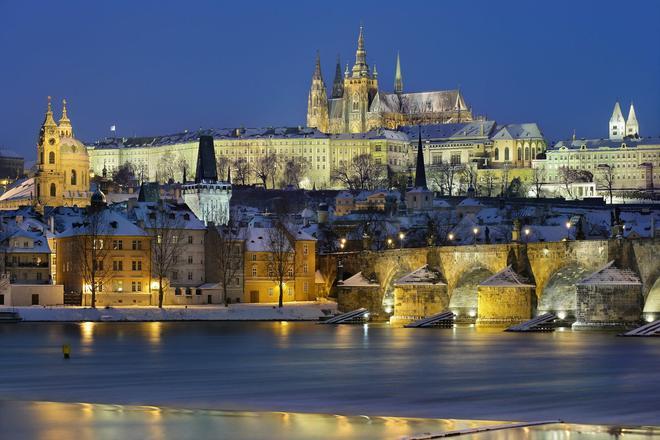 Vista del Castillo de Praga y la catedral gótica de San Vito