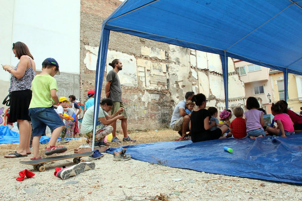 Los vecinos del entorno de la calle Carretería  y de La Goleta celebraron en la calle Gigantes un programa de actividades para niños con el fin de dar visibilidad a los deficiencias que presenta la zo