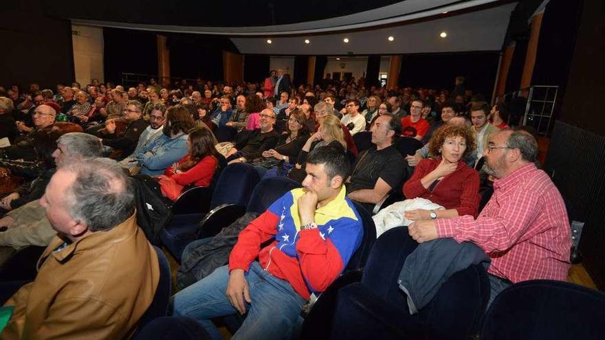 El público llenó el salón de butacas del Teatro Principal. // Gustavo Santos