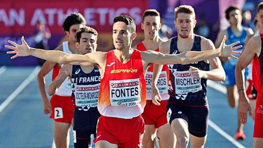 Ignacio Fontes celebra su triunfo en los 1.500 metros.