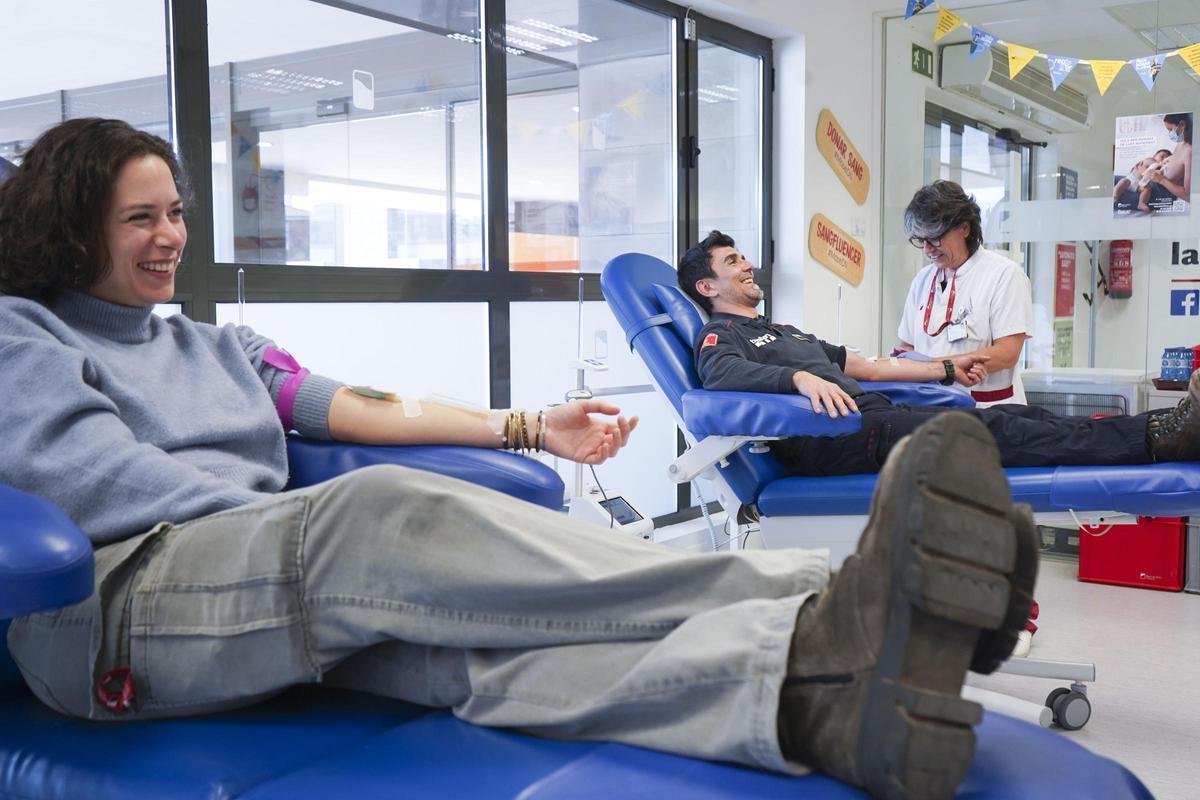 Dos bombers donant sang a la seu fixa del Banc de Sang i Teixits de Manresa, a l'Hospital Sant Joan de Déu