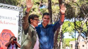 El presidente del Gobierno en funciones, Pedro Sánchez, con el líder del PSC, Salvador Illa