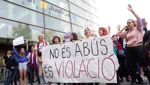 zentauroepp43099619 graf4152  val ncia  espa a   27 04 2018   cerca de medio mil190710194201